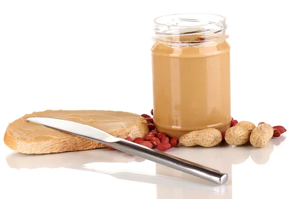 Deliciosa manteiga de amendoim em frasco com sanduíche isolado em branco — Fotografia de Stock