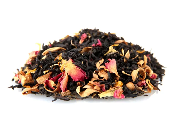 Té seco negro aromático con frutas y pétalos, aislado en blanco — Foto de Stock