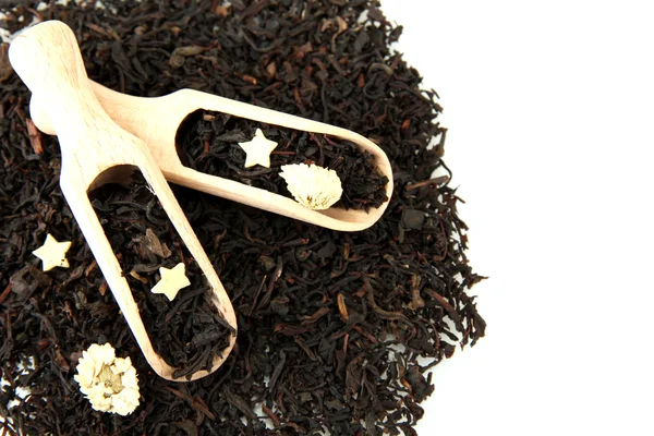 Aromás fekete tea száraz virágok, elszigetelt fehér — Stock Fotó