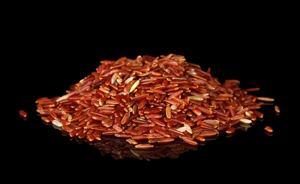 Siyah üzerine izole kırmızı pirinç — Stok fotoğraf