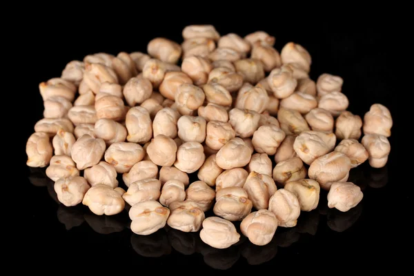 白いひよこ豆の黒に分離 — ストック写真