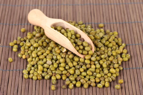 Mung beans with scoop on color background — Stock Photo, Image