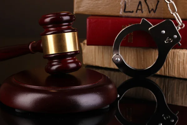 Gavel, handcuffs andbooks on law isolated on black close-up — Stock Photo, Image