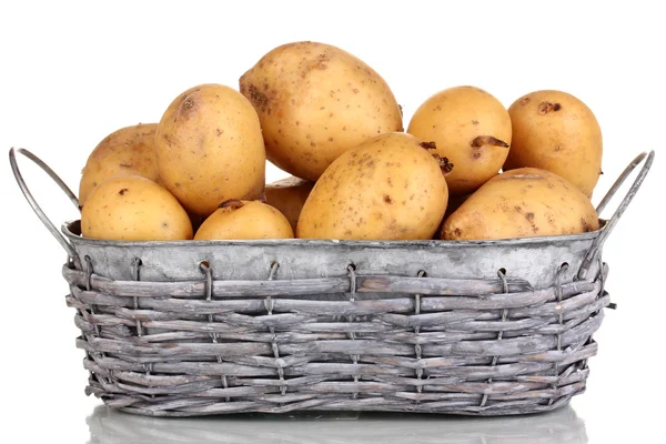 Olgun patateslerin üzerine beyaz izole sepeti üzerine — Stok fotoğraf