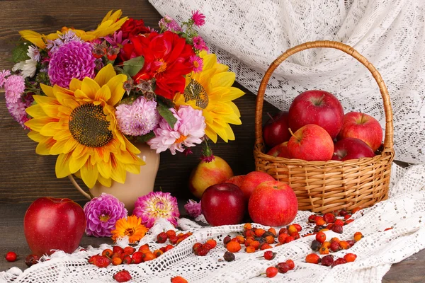 Kleurrijke Herfst Stilleven met appels — Stockfoto