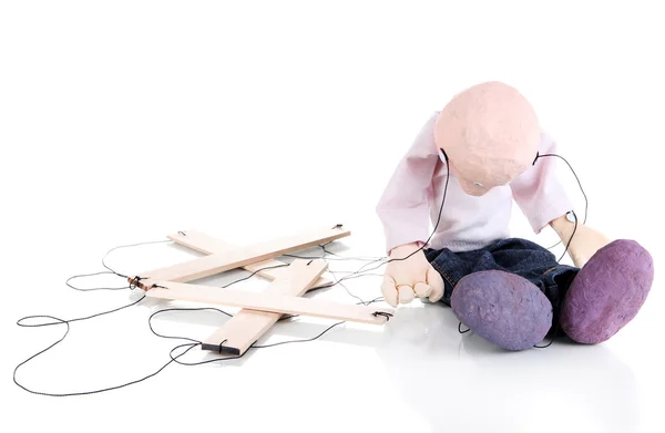 Trä marionett sitter isolerad på vit — Stockfoto