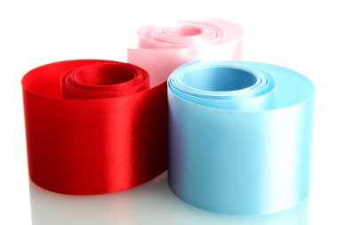 beyaz izole parlak ipek kurdeleler