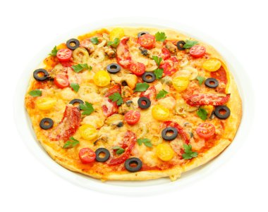 plaka üzerinde beyaz izole lezzetli pizza
