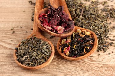 ahşap zemin üzerine kaşık kuru çay çeşitleri