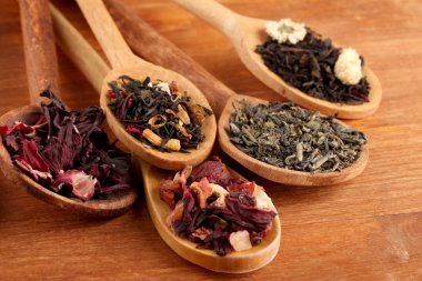 ahşap zemin üzerine kaşık kuru çay çeşitleri