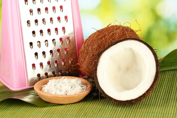 Tarka wirh różowy kokosy na zbliżenie zielony bambus Mata — Zdjęcie stockowe