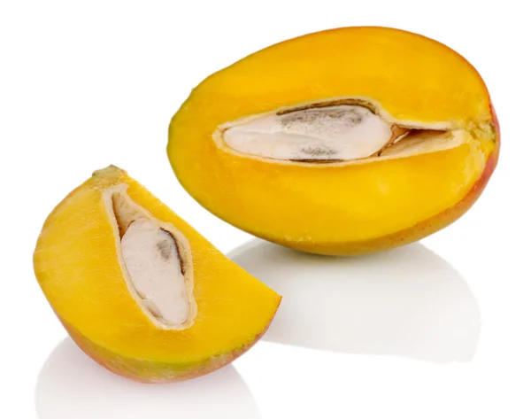 Rijpe smakelijk mango geïsoleerd op wit — Stockfoto