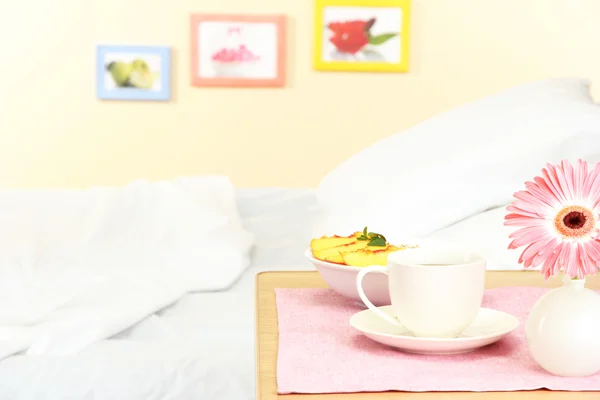 Lehká snídaně na nočním stolku vedle postele — Stock fotografie