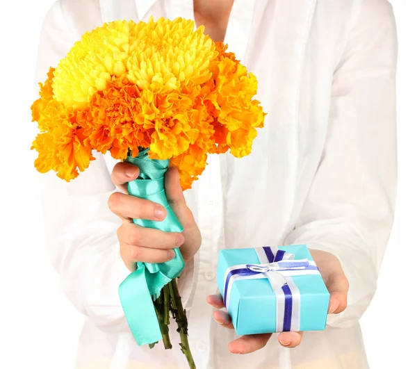 Γυναίκα κατέχει ένα κουτί με ένα δώρο και λουλούδια σε λευκό φόντο κοντινό πλάνο — Φωτογραφία Αρχείου