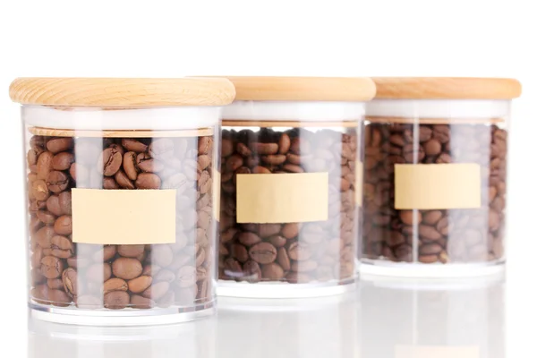 Grãos de café em frascos isolados em branco — Fotografia de Stock