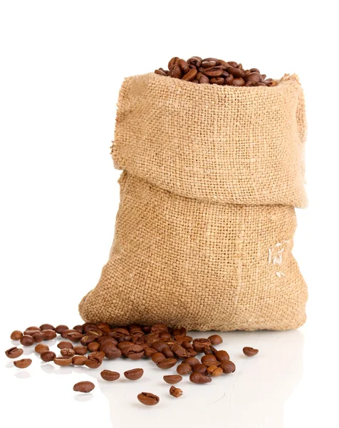 Koffiebonen in zak geïsoleerd op wit — Stockfoto