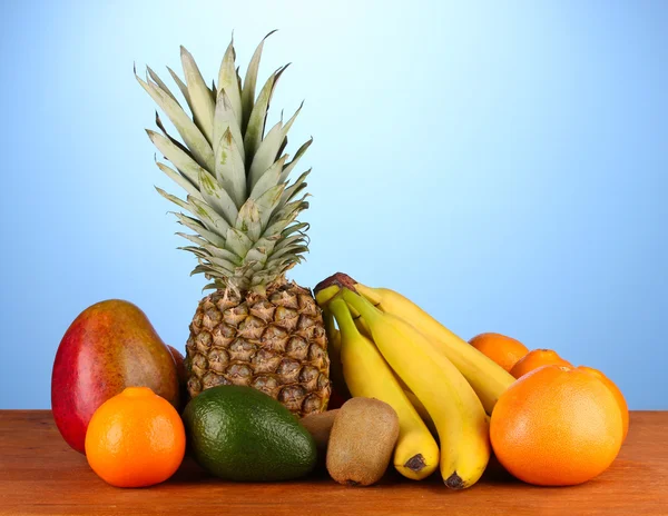 Vida tranquila de fruto em uma mesa em um contexto azul — Fotografia de Stock