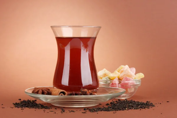 Sklenice tureckého čaje a rahat potěšení, na hnědé pozadí — Stock fotografie