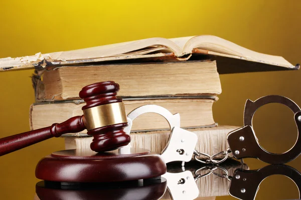 小槌、手錠、黄色の背景に法律上の本 — ストック写真