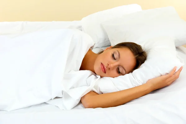 Junge schöne Frau schläft im Bett — Stockfoto