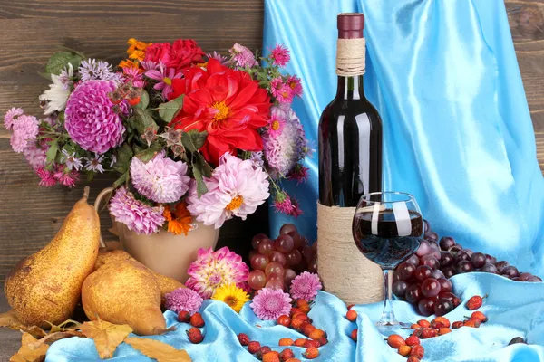 Maravillosa naturaleza muerta de otoño con fruta y vino —  Fotos de Stock