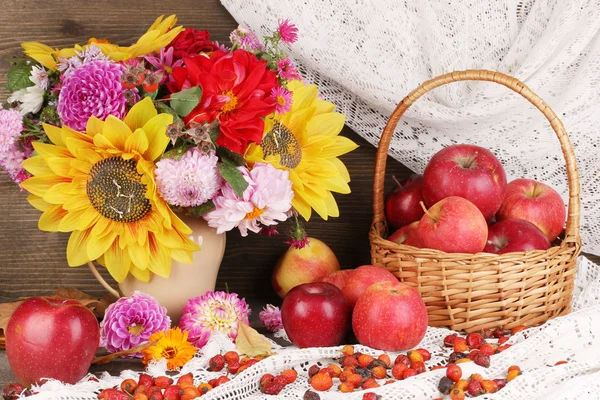Цветная осень натюрморт с яблоками — стоковое фото