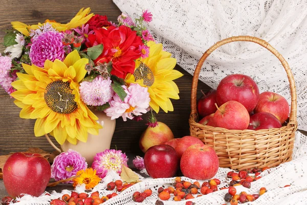 Farbenfrohes Herbststillleben mit Äpfeln — Stockfoto