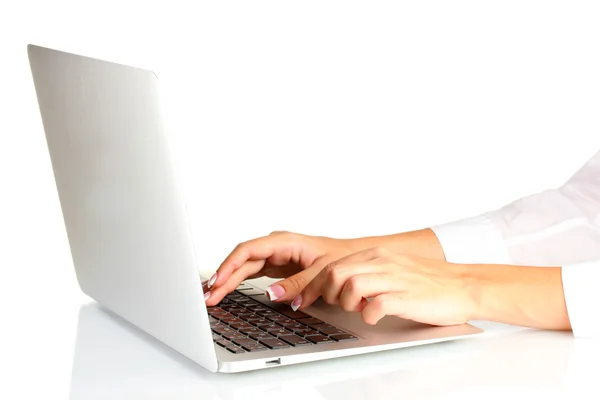白い背景の上のラップトップ コンピューターに入力するビジネス女性の手を閉じる ストック写真