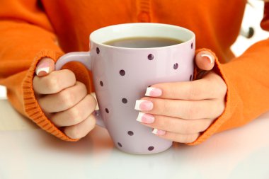 bir fincan tutan eller sıcak içecek, yakın çekim