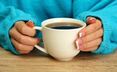 bir fincan tutan eller sıcak içecek, yakın çekim