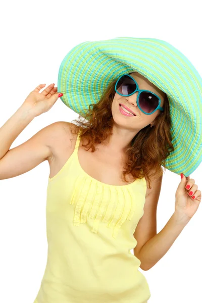 Sonriente hermosa chica con sombrero de playa y gafas aisladas en blanco — Foto de Stock