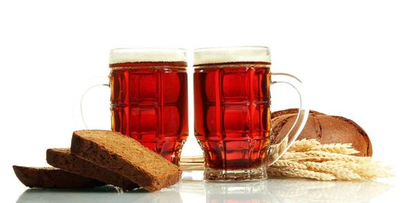 Tankards of kvass and rye breads with ears, isolated on white — Stock Photo, Image