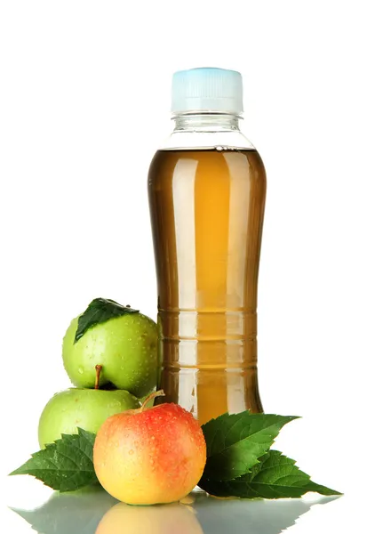 Бутылка сока со сладкими яблоками, изолированные на белом — стоковое фото