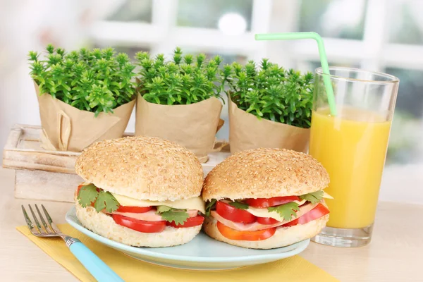 Sándwiches apetitosos en la placa de color en la mesa de madera en el fondo de la ventana —  Fotos de Stock