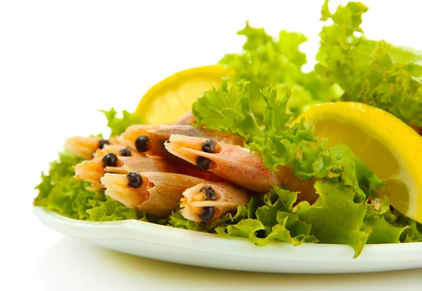 Boiled shrimps with lemon and lettuce leaves on plate, isolated on white — Stock Photo, Image