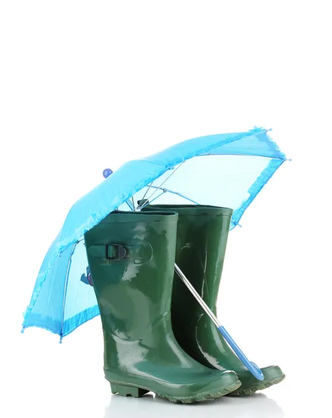 Gumboots verdes e guarda-chuva isolado em branco — Fotografia de Stock