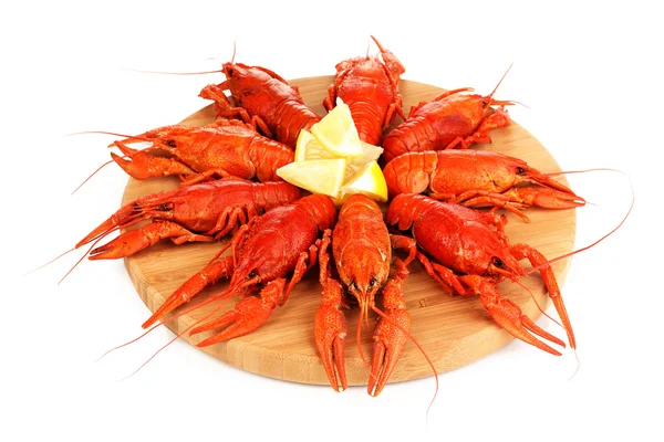 Doğrama kurulu üzerinde beyaz izole olarak lezzetli haşlanmış crayfishes — Stok fotoğraf
