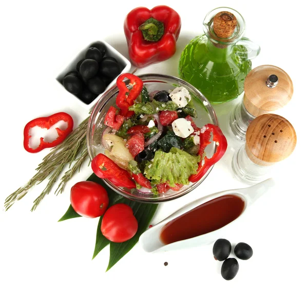 Salada grega fresca em taça de vidro cercada por ingredientes para cozinhar isola — Fotografia de Stock