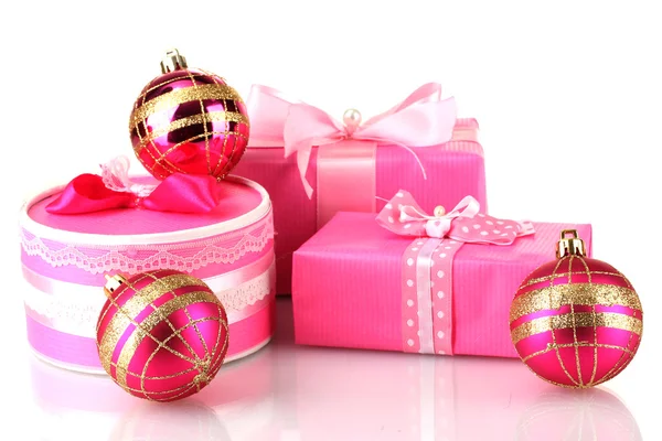 흰색으로 된 크리스마스 공 이달린 화려 한 분홍색 선물 — 스톡 사진