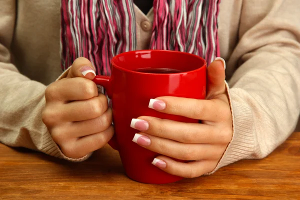 Hände halten Becher mit Heißgetränk, Nahaufnahme — Stockfoto