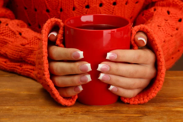 bir fincan tutan eller sıcak içecek, yakın çekim