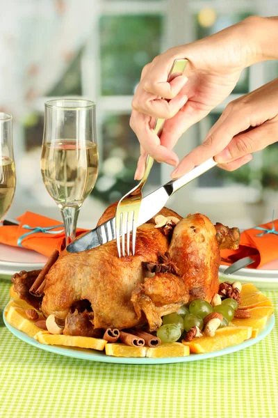 Cutting baked chicken close-up. Thanksgiving Day — Stock Photo, Image