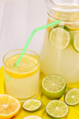 cam ve sürahi sarı kumaş üzerinde w civarında narenciye Citrus limonata