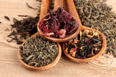 ahşap zemin üzerine kaşık kuru çay çeşitleri