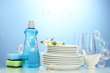 boş temiz tabak ve bardak bulaşık deterjanı, süngerler ve çiçekler