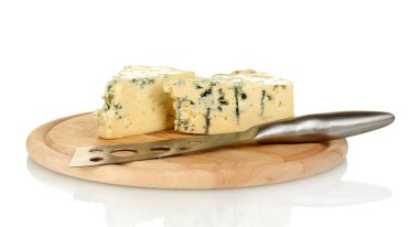 kalıp ve bıçak üzerinde beyaz izole kesme tahtası üzerinde peynir