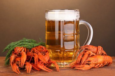 lezzetli haşlanmış crayfishes ve bira kahverengi zemin üzerinde tablo