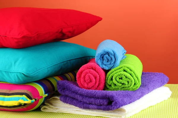 Cuscini e asciugamani su sfondo rosso — Foto Stock