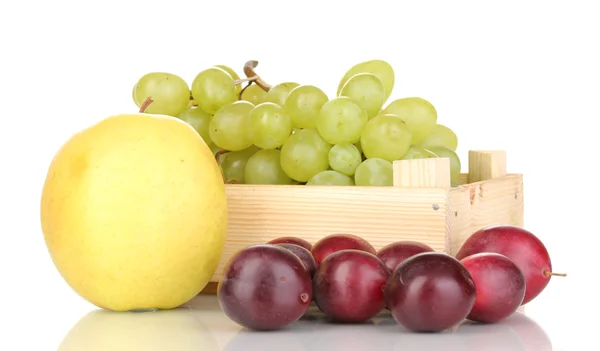 Reife Früchte und Beeren isoliert auf weiß — Stockfoto