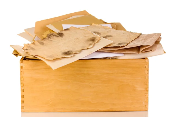 Ξύλινα κιβώτιο με έγγραφα και επιστολές που απομονώνονται σε λευκό — Φωτογραφία Αρχείου